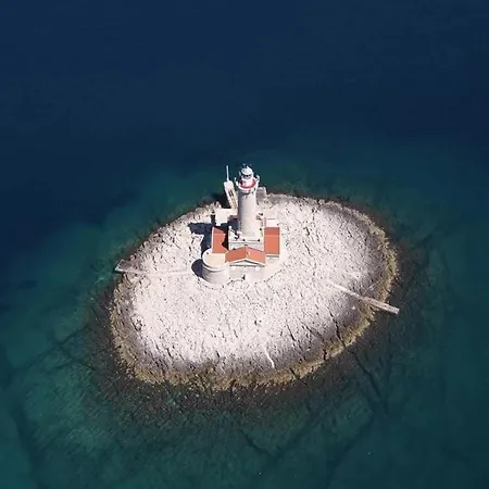 Porer Lighthouse 1833 プレマントゥーラ